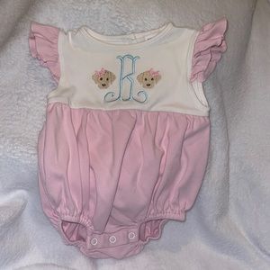 “B” bubble with dogs